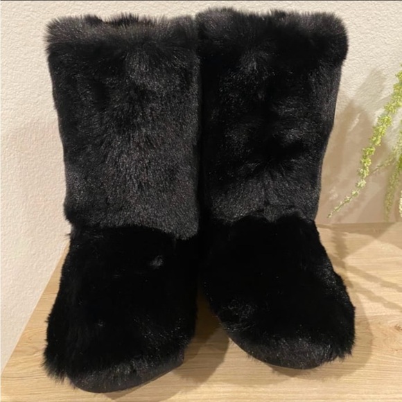 Lauren Conrad Black Faux Fur Slippers - Picture 3 of 5